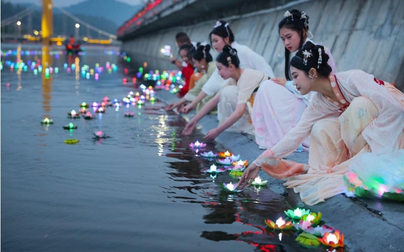 每年的農(nóng)歷七月七日，“織女”在天河水域放河燈，祈求好運(yùn)。鄖宣文攝